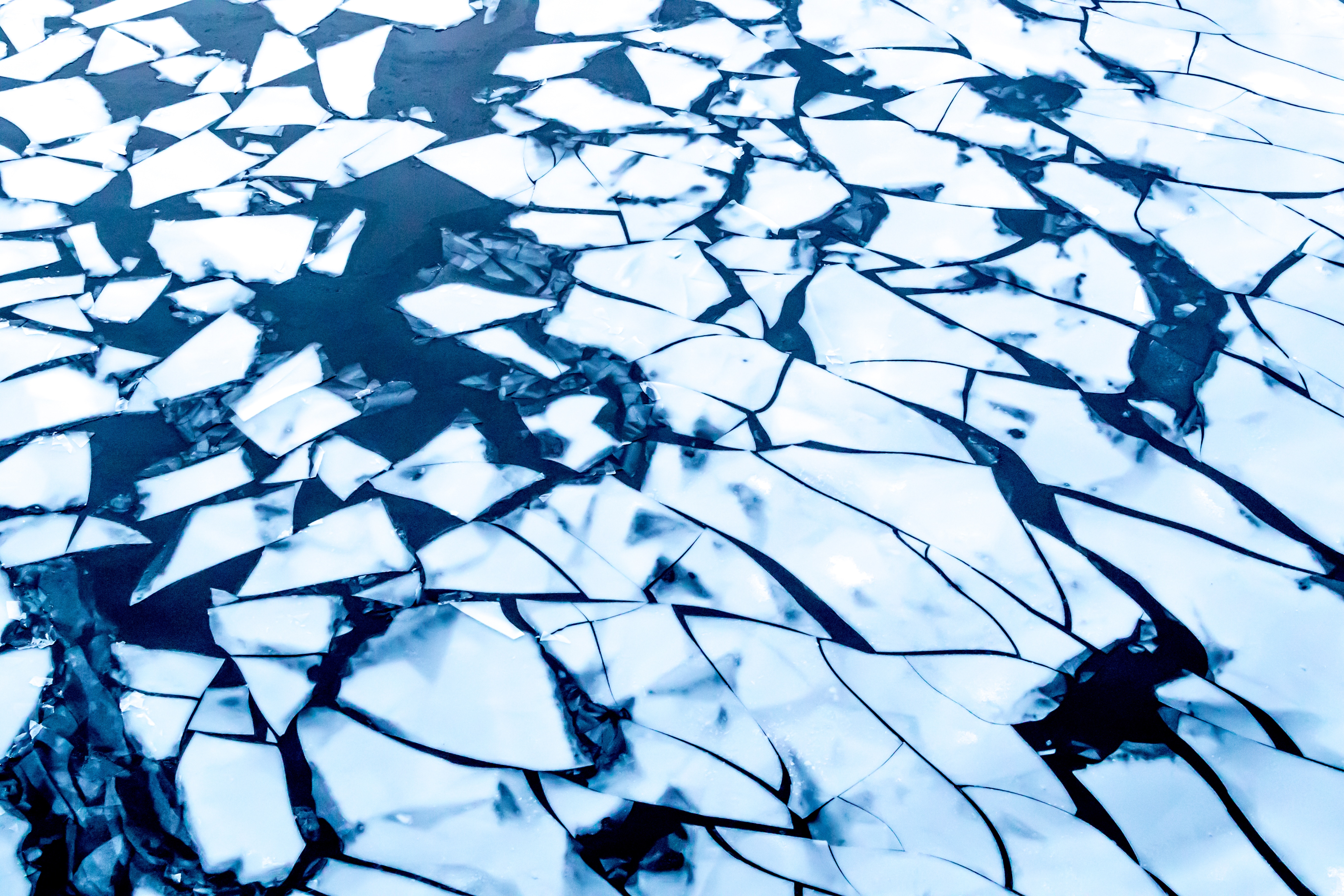 Трещины воды. Трещины на льду. Треснувший лед. Лед. Лед трескается.